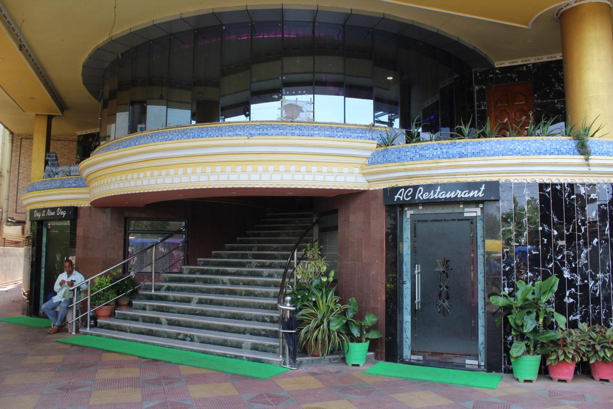 布巴内什瓦尔 Gokul Plaza酒店 外观 照片